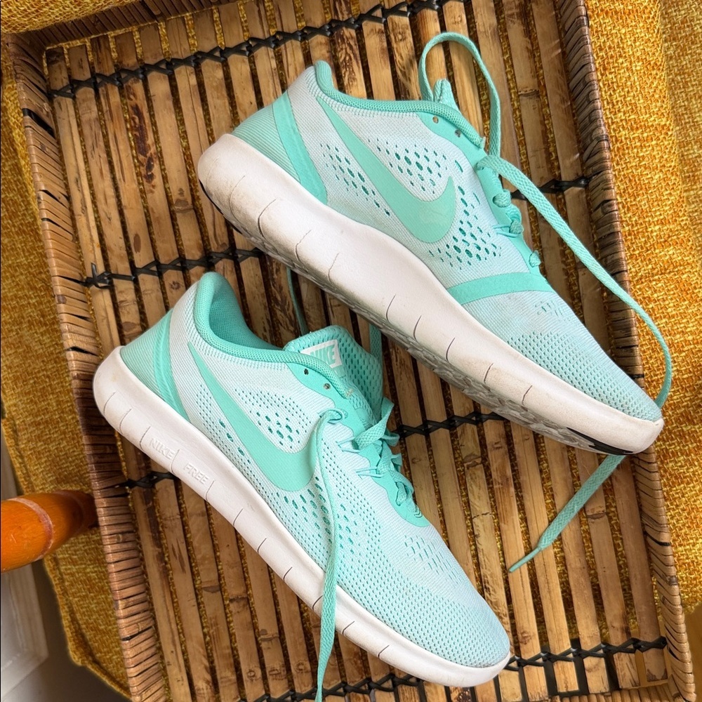 Nike Women's Mint Green Athletic Running Shoes